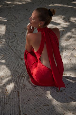 Vestido rojo con cuello halter de lino de Laura Goji