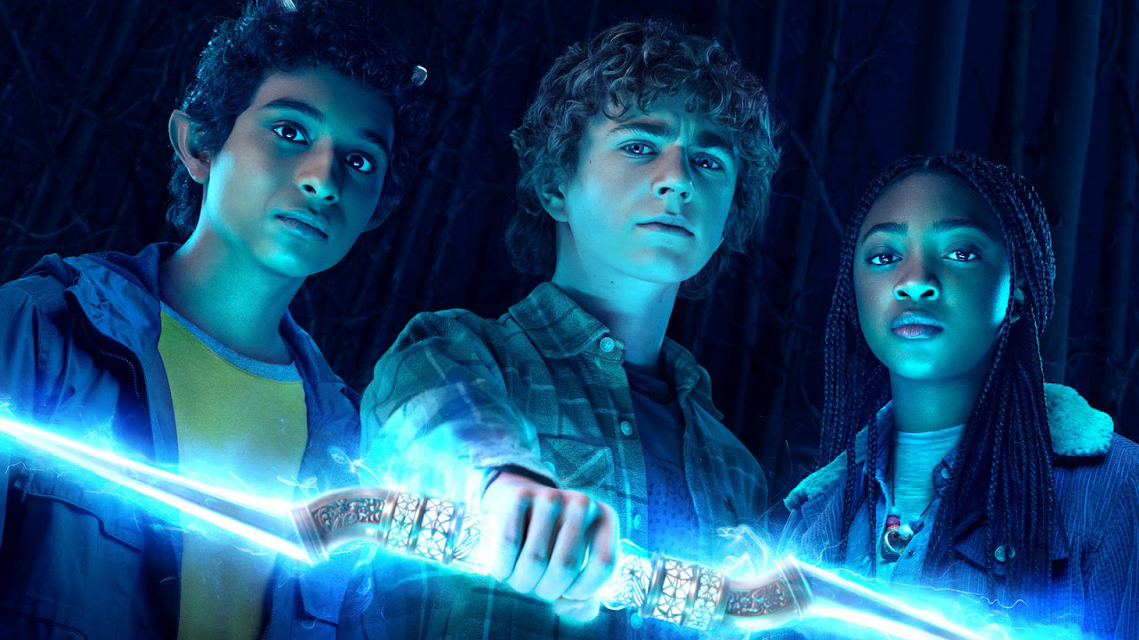 Una imagen promocional que muestra a Grover, Percy sosteniendo un rayo y Annabeth en Percy Jackson y los dioses del Olimpo.