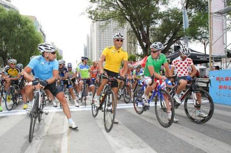 The jersey wearers line up for the last time this year in Xining