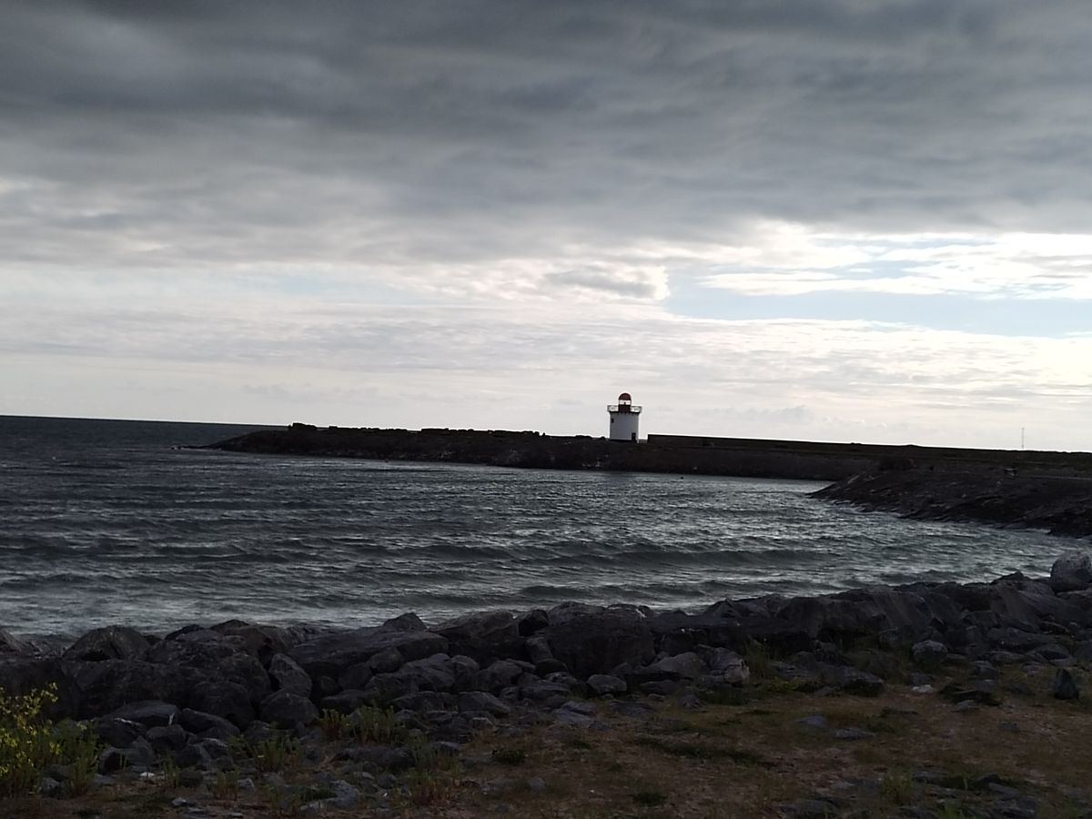 An Honor Magic 4 Lite camera sample showing a coastal scene