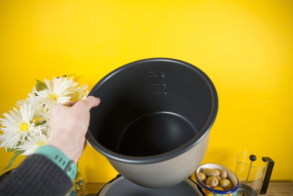 Make sure to never place food or liquids above the Crock-Pot&rsquo;s maximum fill line or else it might not function properly.