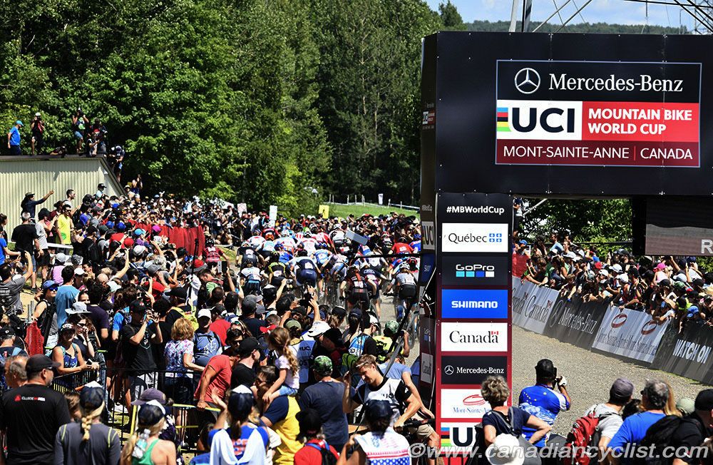 Start of the women's race in front of a large crowd