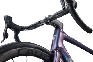 Detail of handlebars and stem featured on the Giant Defy Advanced road bike