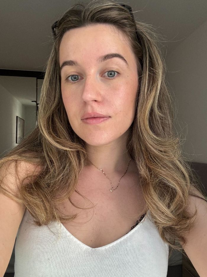 Deputy beauty editor Grace Lindsay testing the Hourglass Unreal Liquid Highlighter
