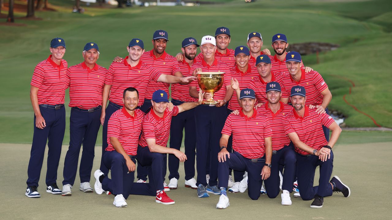 Team USA pose with the Presidents Cup trophy in 2022