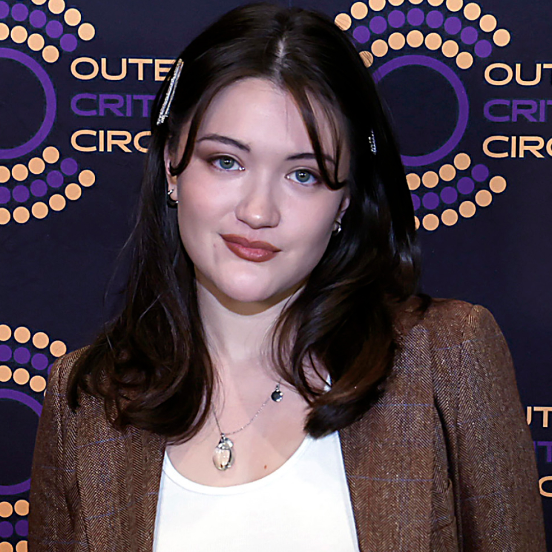 Isa Briones styled dark, low-rise jeans with a white tank top, brown blazer, and matching pumps