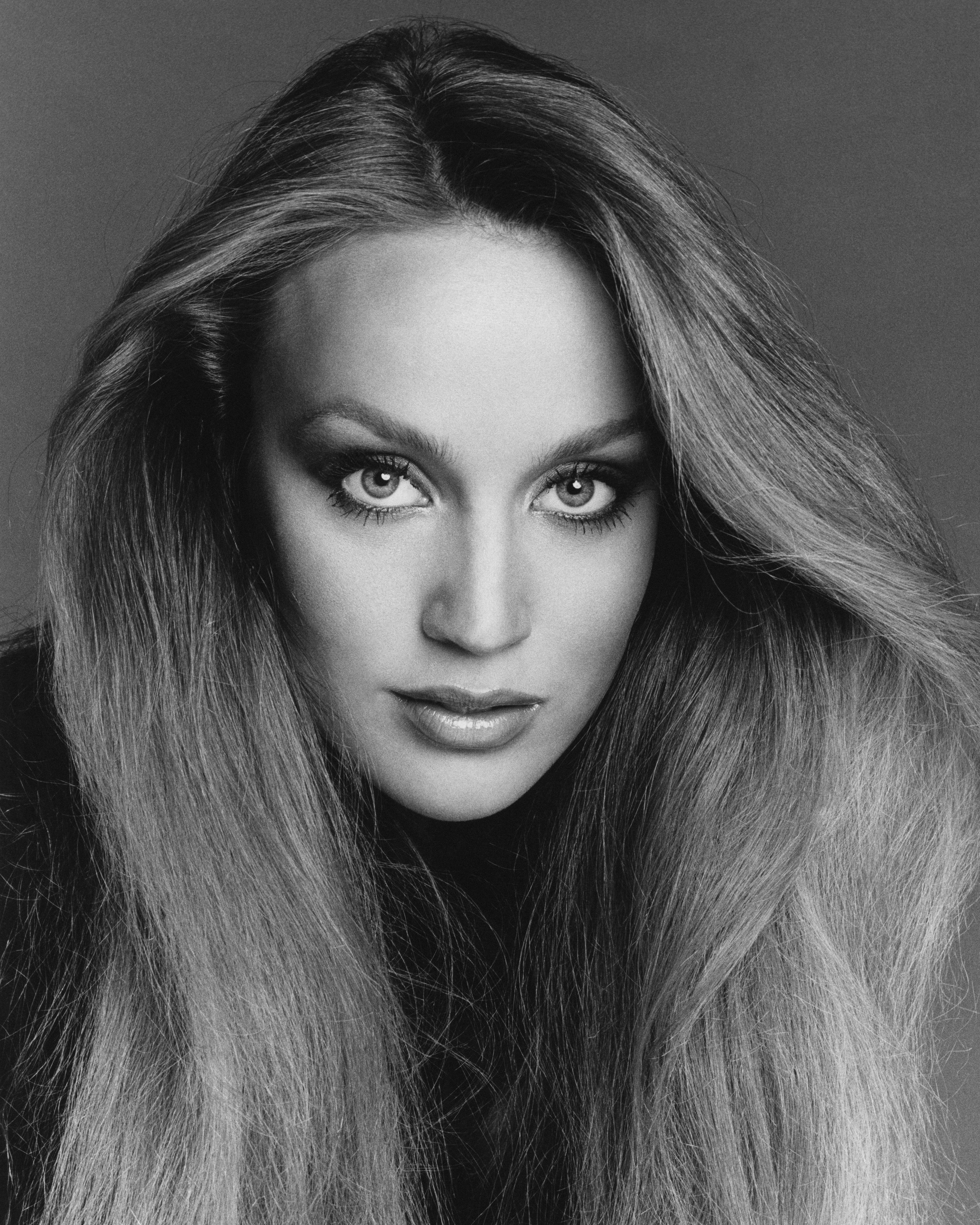 Jerry Hall with long lashes and groomed brows in 1976