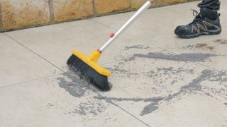 How to lay porcelain tiles outside: sweeping patio