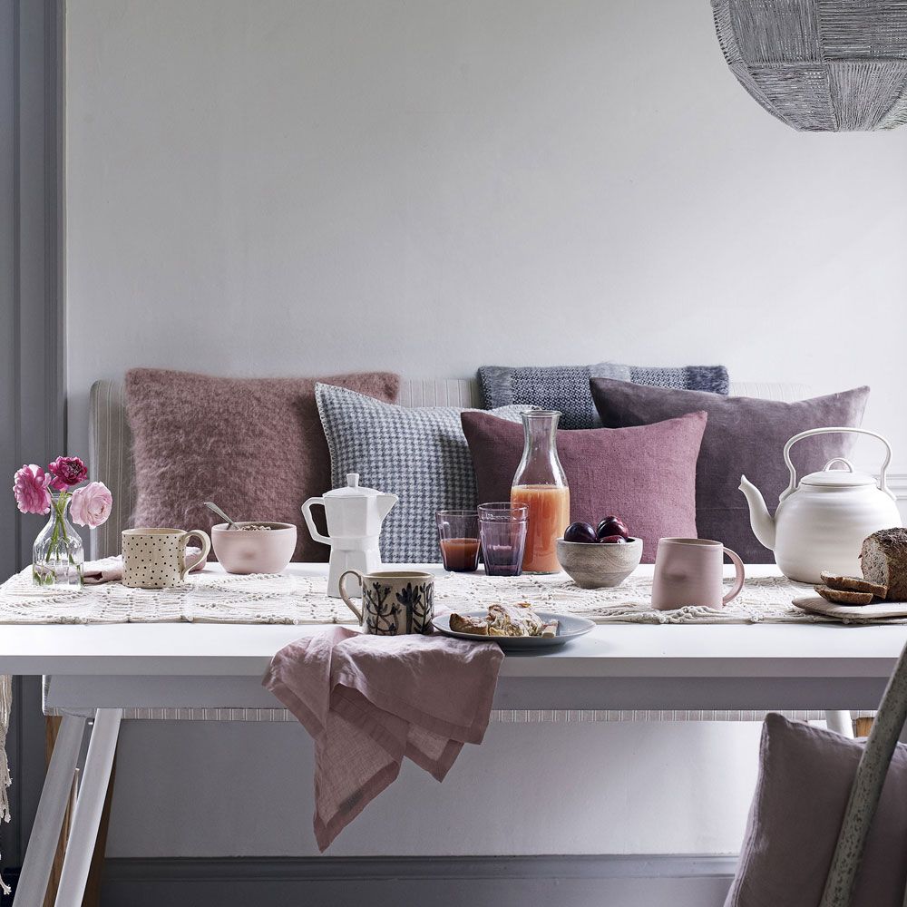 Dining room colour schemes – decorate your eating area with bold