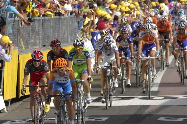 Ivan Basso (Liquigas-Doimo) rolls acorss the line back in a large group.