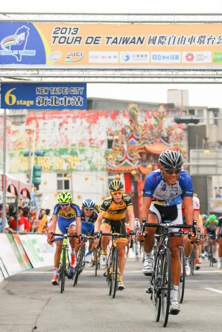Best Asian rider Saufi Mat Senan and third placed overall Louis Meintjes sprint for positions on GC