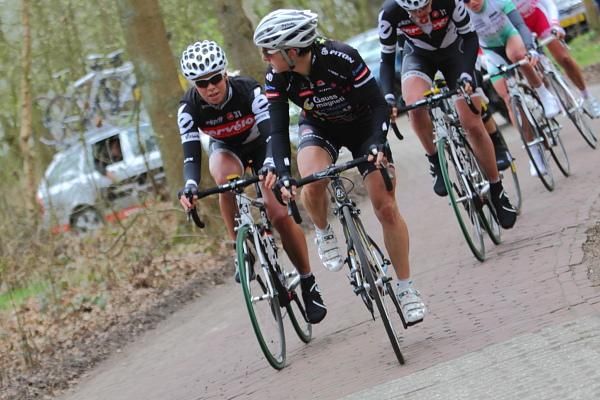 Eventual third, Giorgia Bronzini (Gauss Rdz Ormu) checks for chasers as the lead group takes a corner in the woods