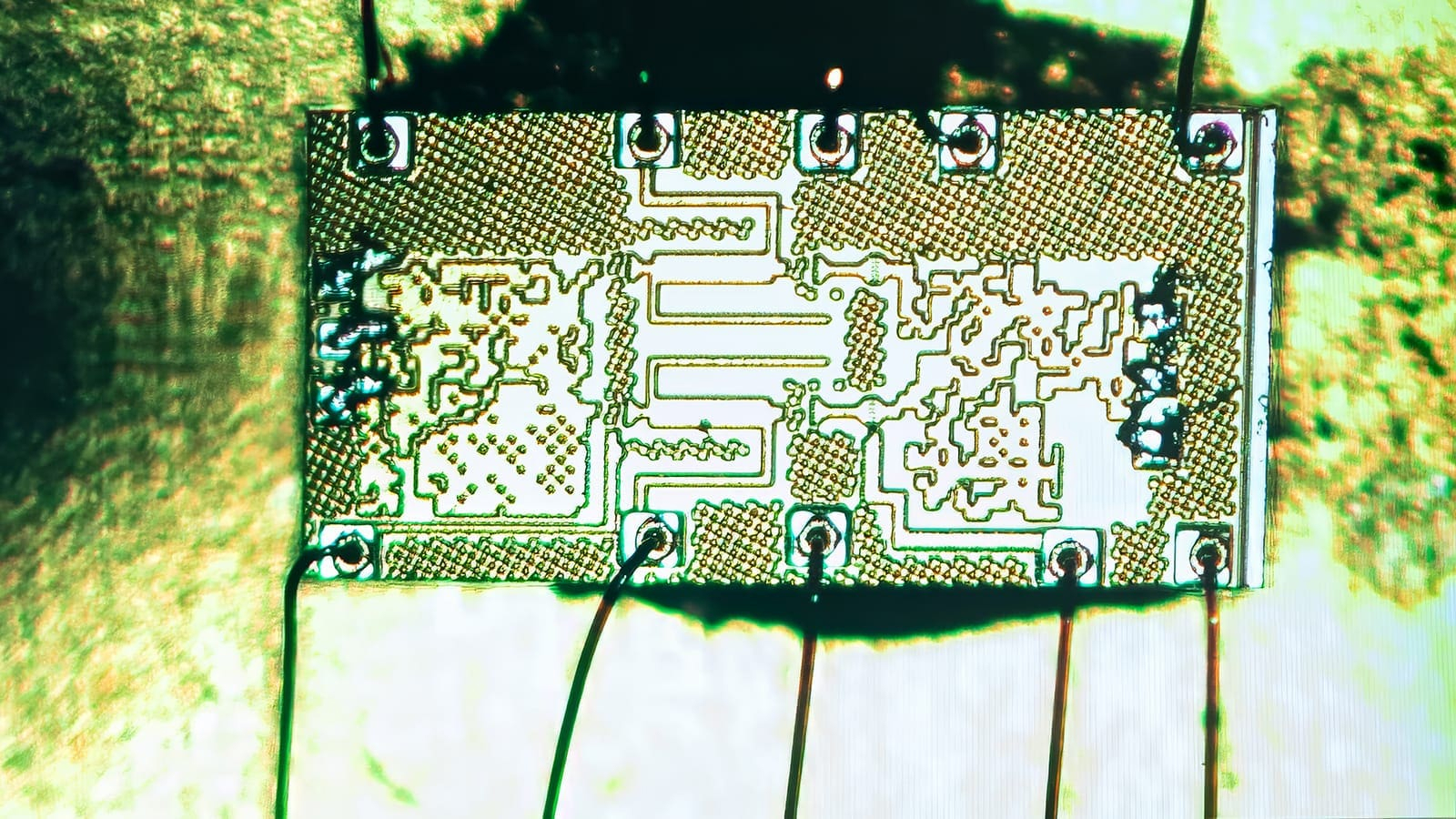 An extended chip circuity image shows unusual patterns.