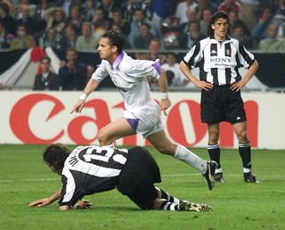 l'attaquant madrilène Predrag Mijatovic (C) court de joie devant les Italiens Mark Iulano (G) et Moreno Torricelli, le 20 mai à l'ArenA d'Amsterdam, après avoir marqué le but de la victoire pour le Real Madrid face à la Juventus Turin en finale de la Ligue des Champions de football. (IMAGE ELECTRONIQUE) Real Madrid striker Predrag Mijatovic (C) jubilates after scoring the winning 1-0 goal against Juventus during the Champions League final in Amsterdam 20 May. 0n ground is Juventus' Mark JulIano (G) and at right is Moreno Torricelli. (ELECTRONIC IMAGE). AFP PHOTO AFP/JACQUES DEMARTHON/jd/dlb/jl (Photo by JACQUES DEMARTHON / AFP) (Photo by JACQUES DEMARTHON/AFP via Getty Images)