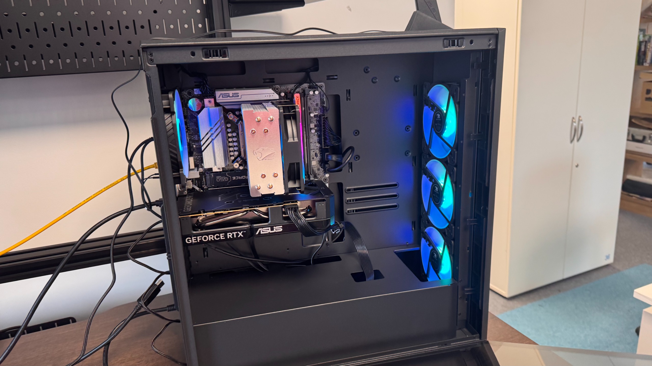 iBuyPower RDY Scale B06 gaming pc on a wooden desk