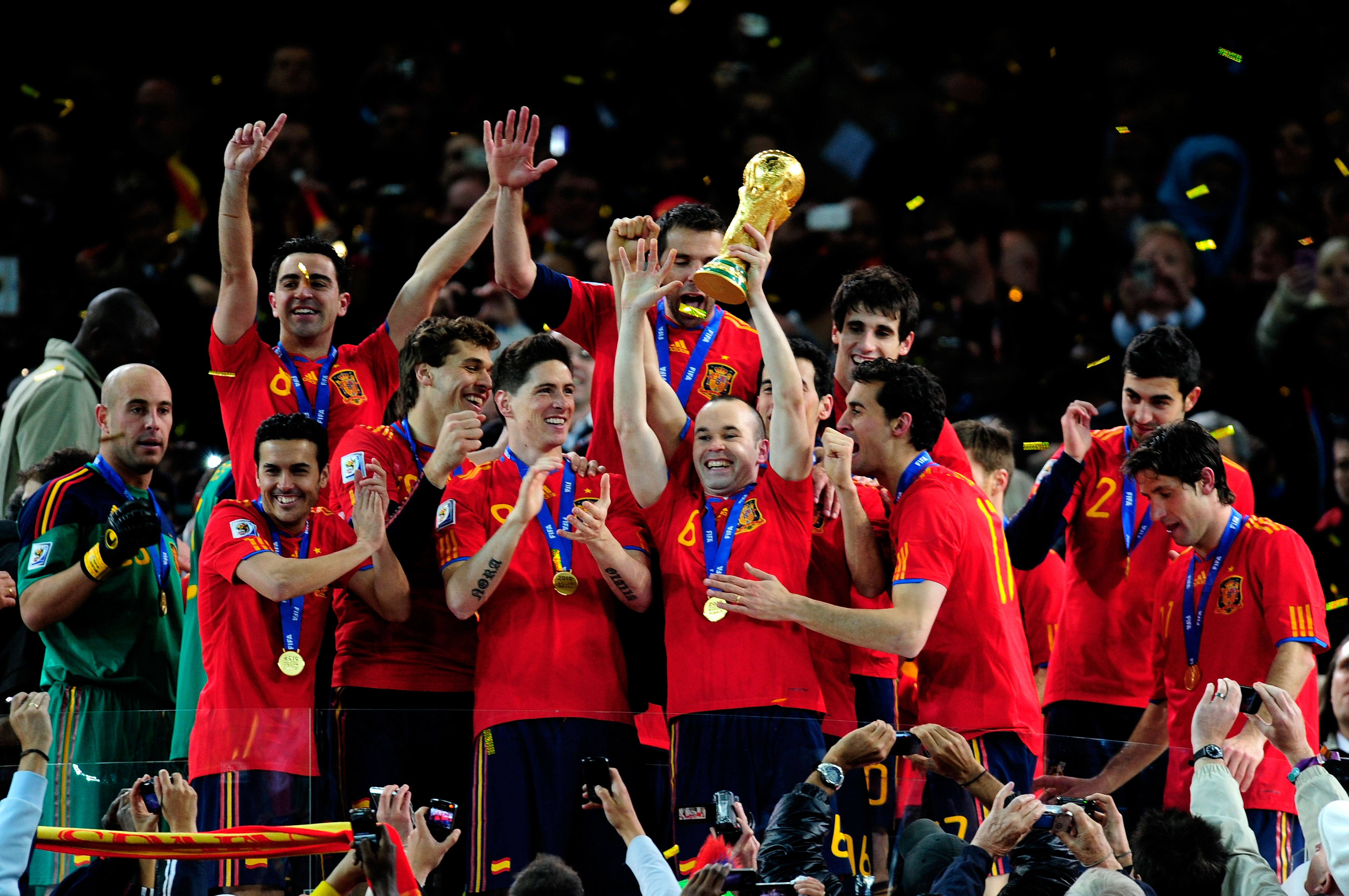 Los jugadores de España celebran su victoria en el Mundial de 2010 con el trofeo tras ganar la final a Holanda en Sudáfrica.