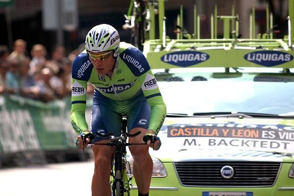 Please get my name right! Magnus Backstedt (Liquigas) on his way in the TT with the team car sporting a slight variation namewise.