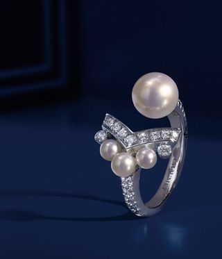 Pearl and diamond ring Collection