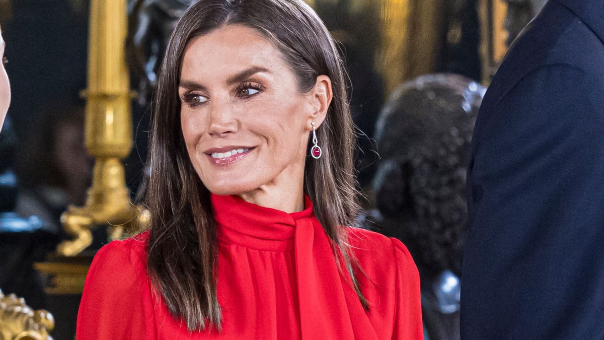 Nous mettons en favoris la robe midi rouge de la reine Letizia et son look de chaton talons assortis pour notre inspiration de tenue de fête cette année 