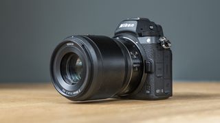 Paras täyskennoinen kamera: Nikon Z6 II pöydällä