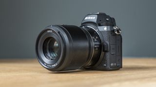 Nikon Z6 II kuvattuna pöydällä