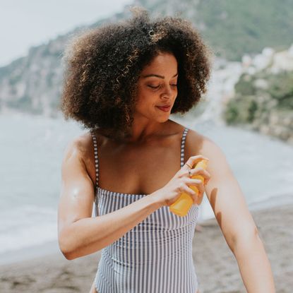 does spf expire - Woman applying sun cream 