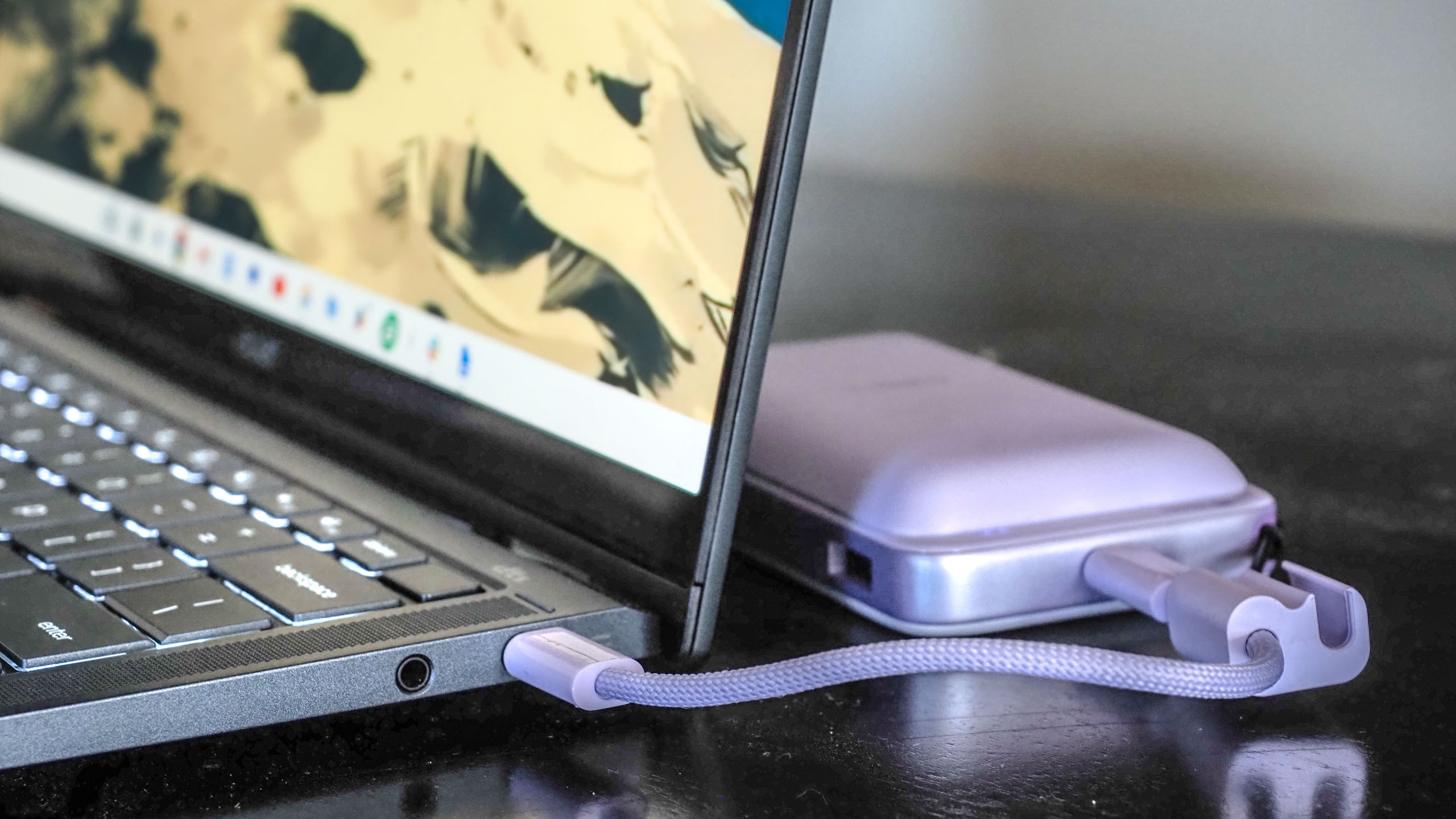Lisen P604 MagSafe Power Bank on an iPhone.