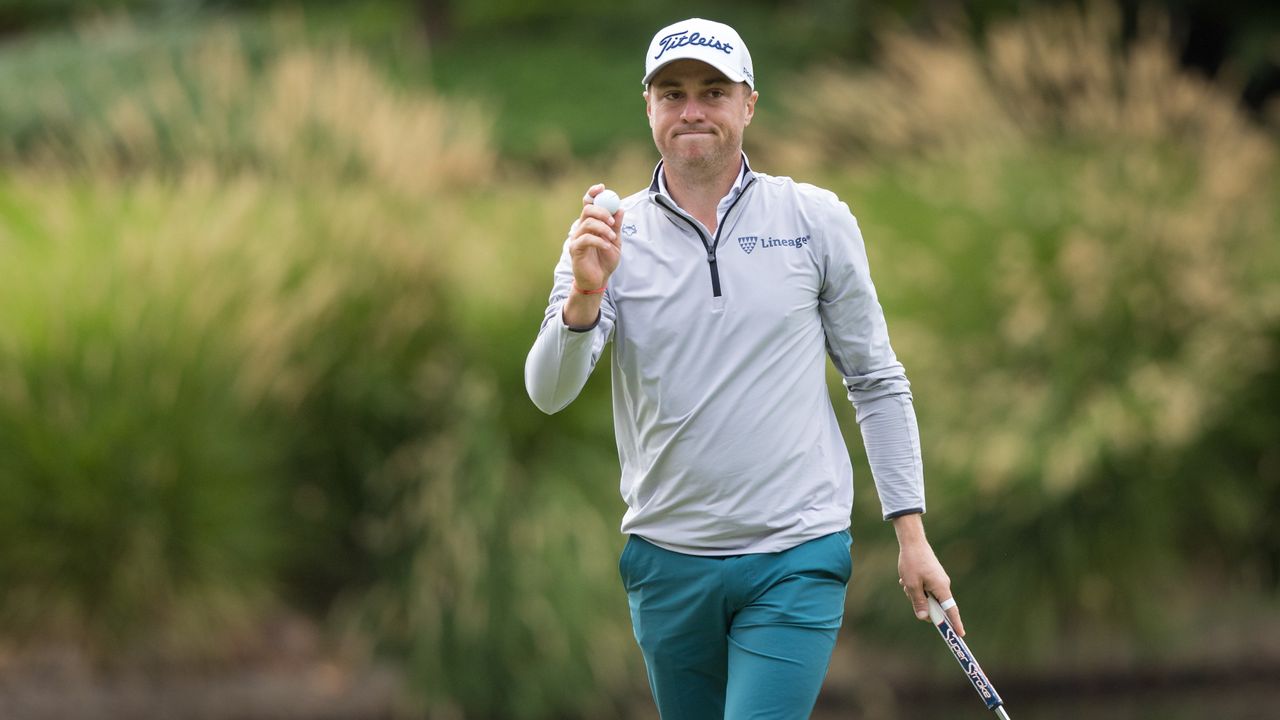 Justin Thomas thanks the crowd after sinking his birdie putt on the 17th during the second round of the Fortinet Championship