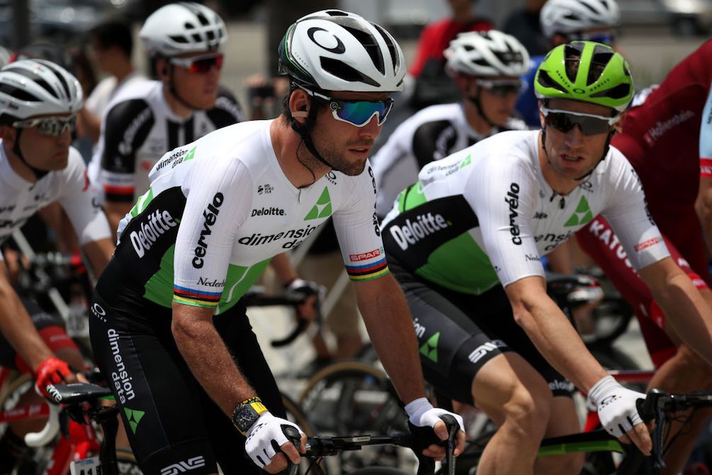 Mark Cavendish chats to Dimension Data teammate Mark Renshaw