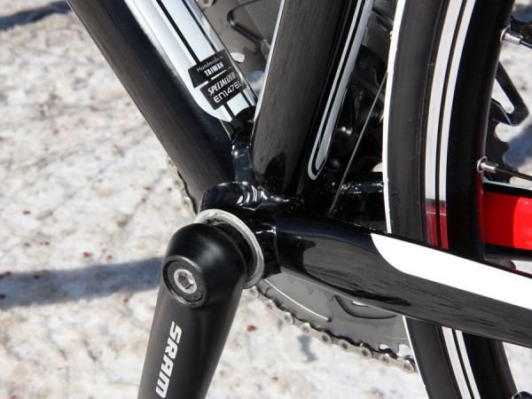 Specialized fits the Allez Comp frame with a conventional threaded bottom bracket shell.