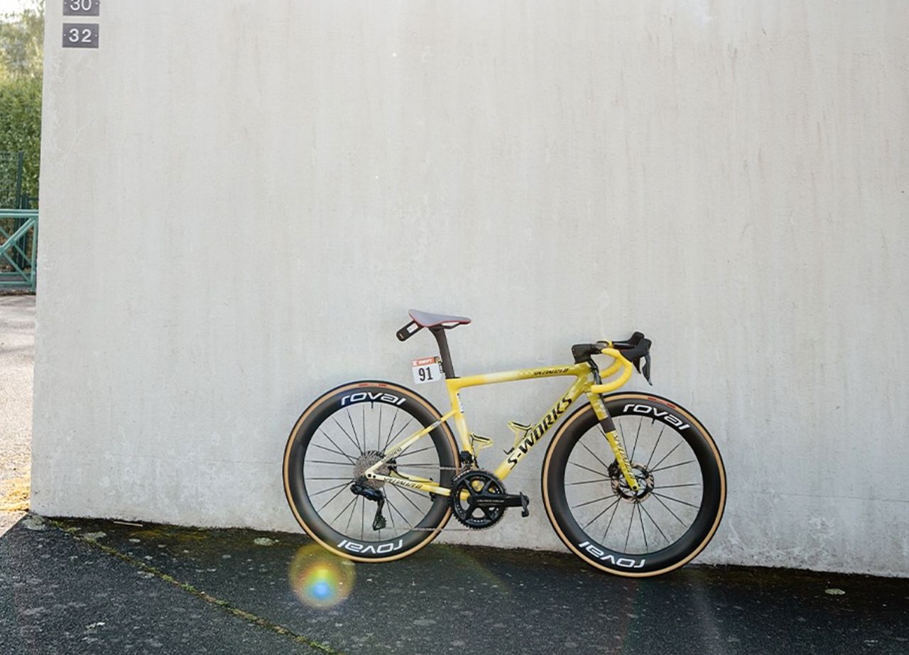 Kim Le Court's Specialized S-Works Tarmac SL8 against a wall