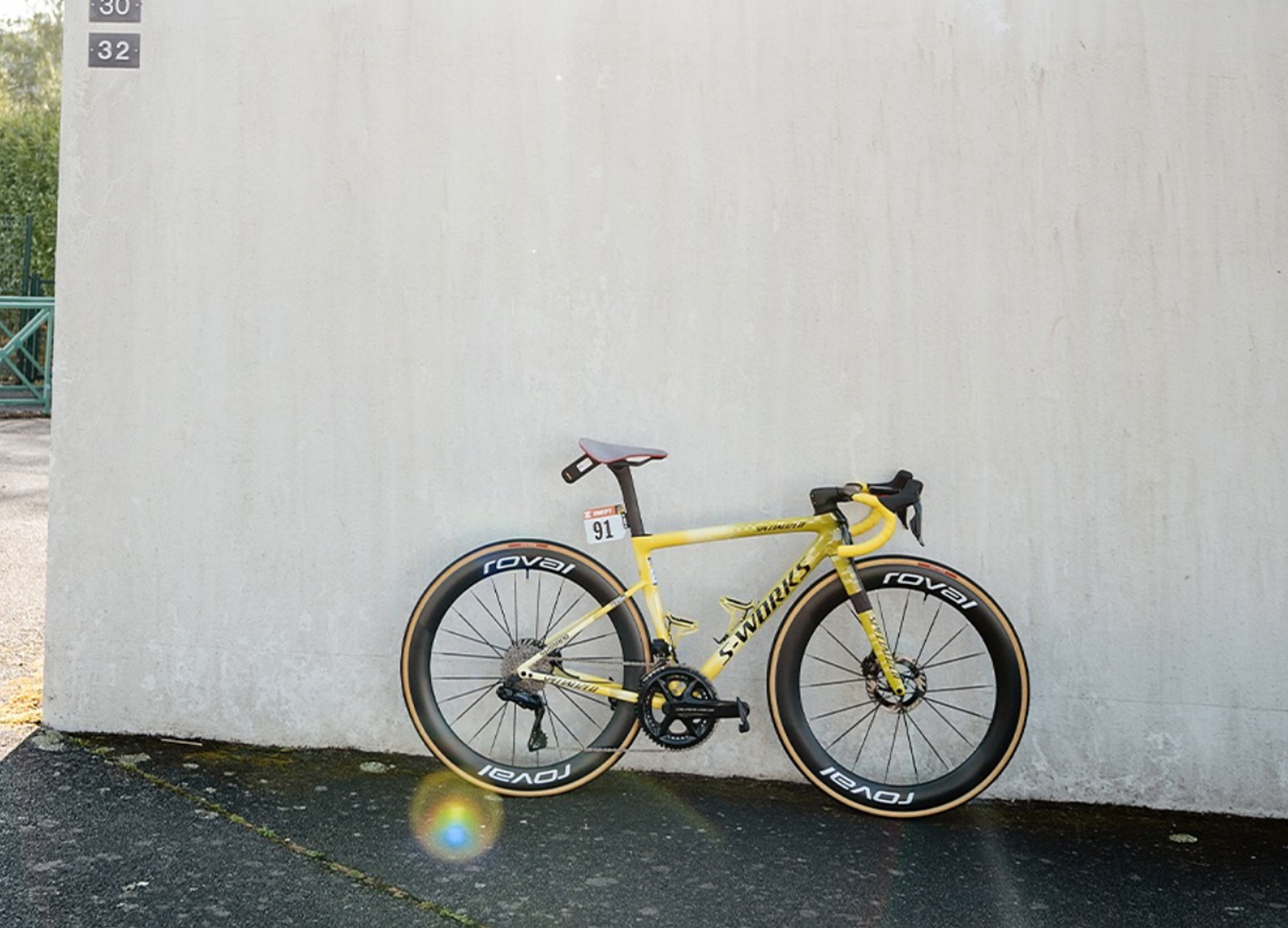 Kim Le Court's Specialized S-Works Tarmac SL8 against a wall