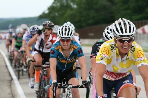 The professional women's field laps the 4.4 kilometre course.