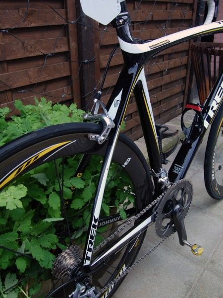 The wishbone-style seat stays bow gracefully into the top tube.