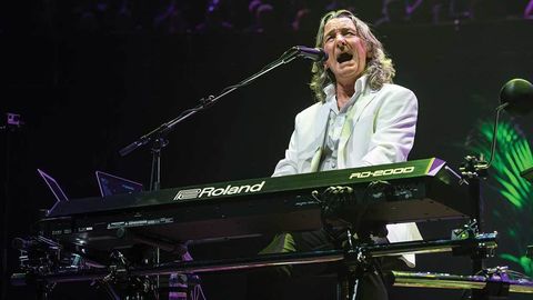Roger Hodgson singing with his keyboard live