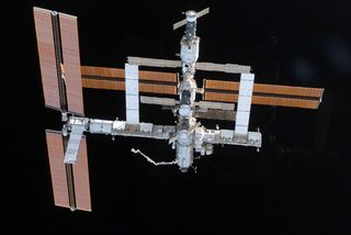 Orbital Hookup: Atlantis Shuttle, ISS, Soyuz Crews Make Cosmic Call