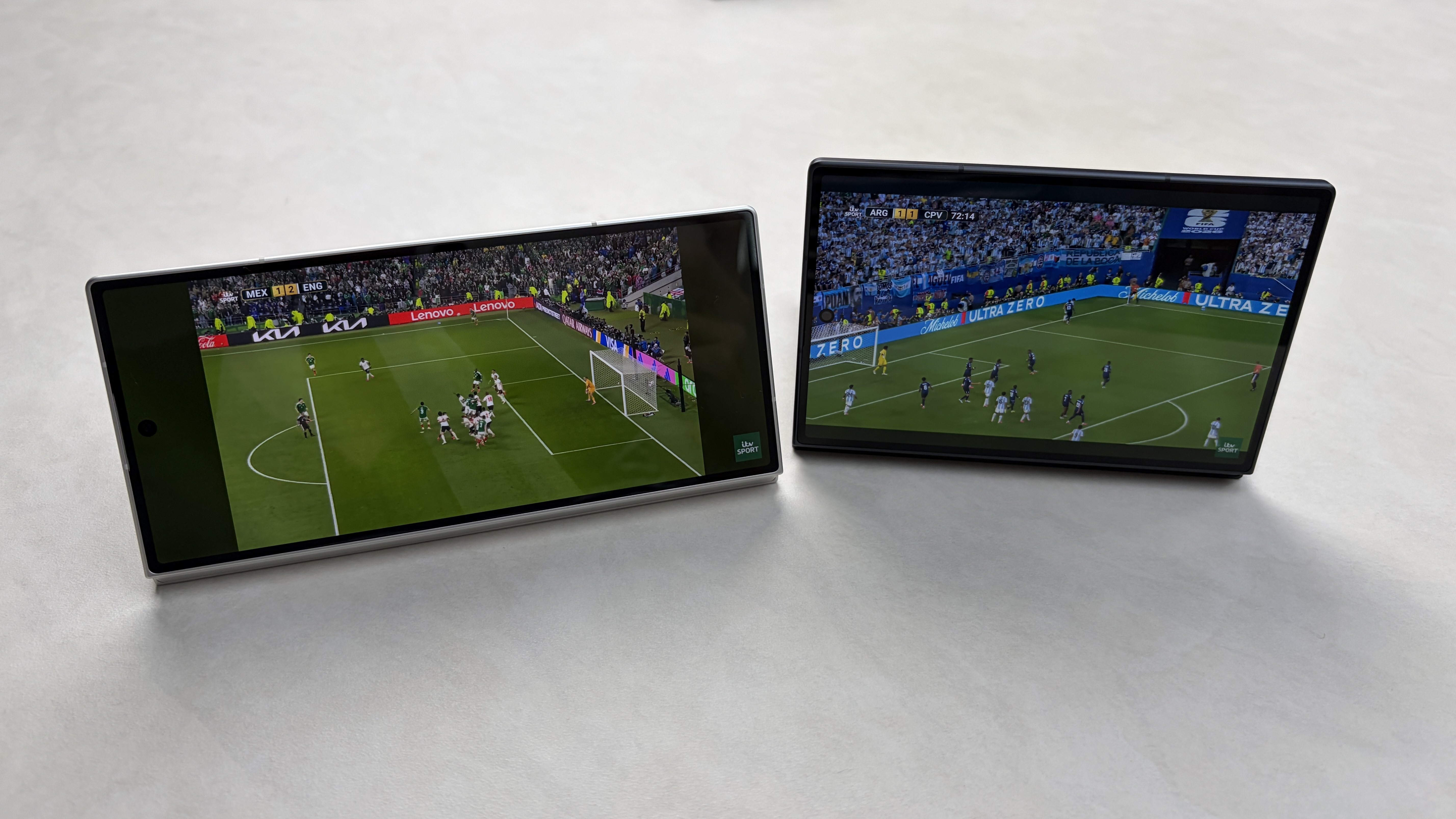 El Samsung Galaxy Z Fold 8 Ultra y Galaxy Z Fold 8 en una mesa
