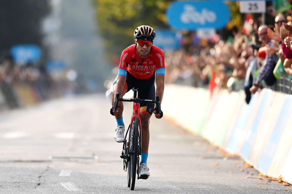 Riders finishing Il Lombardia 2022