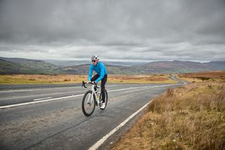 Male cyclist following a periodized nutriton plan