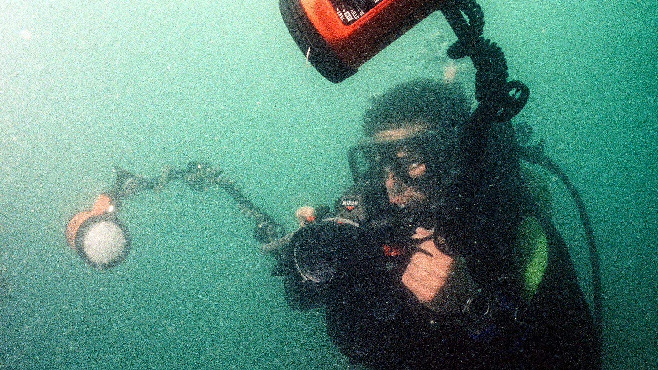 2M8KWCY Photographers mate First Class (PH1) Greg Slater practices with the Nikonos RS underwater camera during the underwater photographic teams training off the coast. Base: Key West State: Florida (FL) Country: United States Of America (USA)