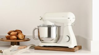 Stand Mixer in Cream