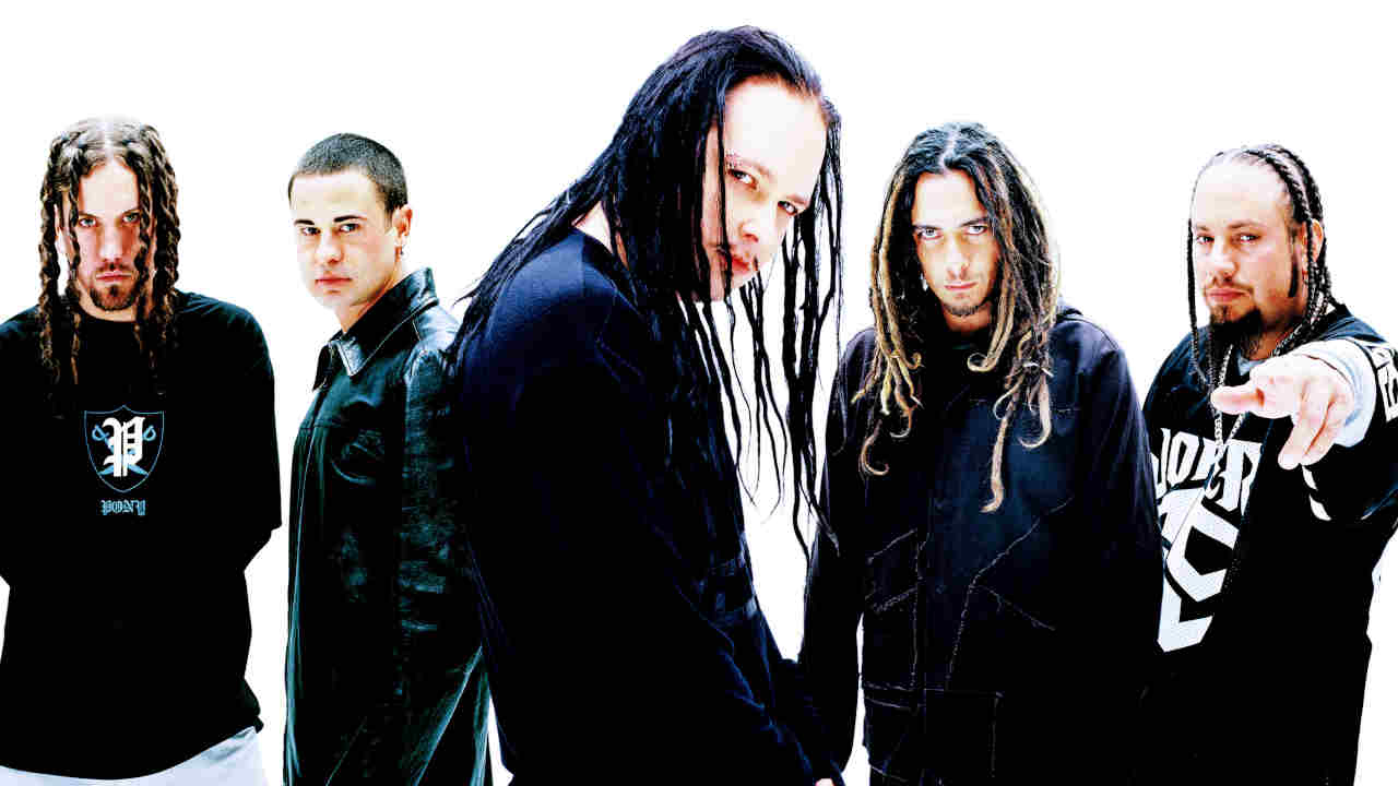 Korn posing for a photograph in 2004