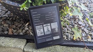 Paras lukulaite Amazon Kindle Paperwhite kasviruukkua vasten näyttö päällä