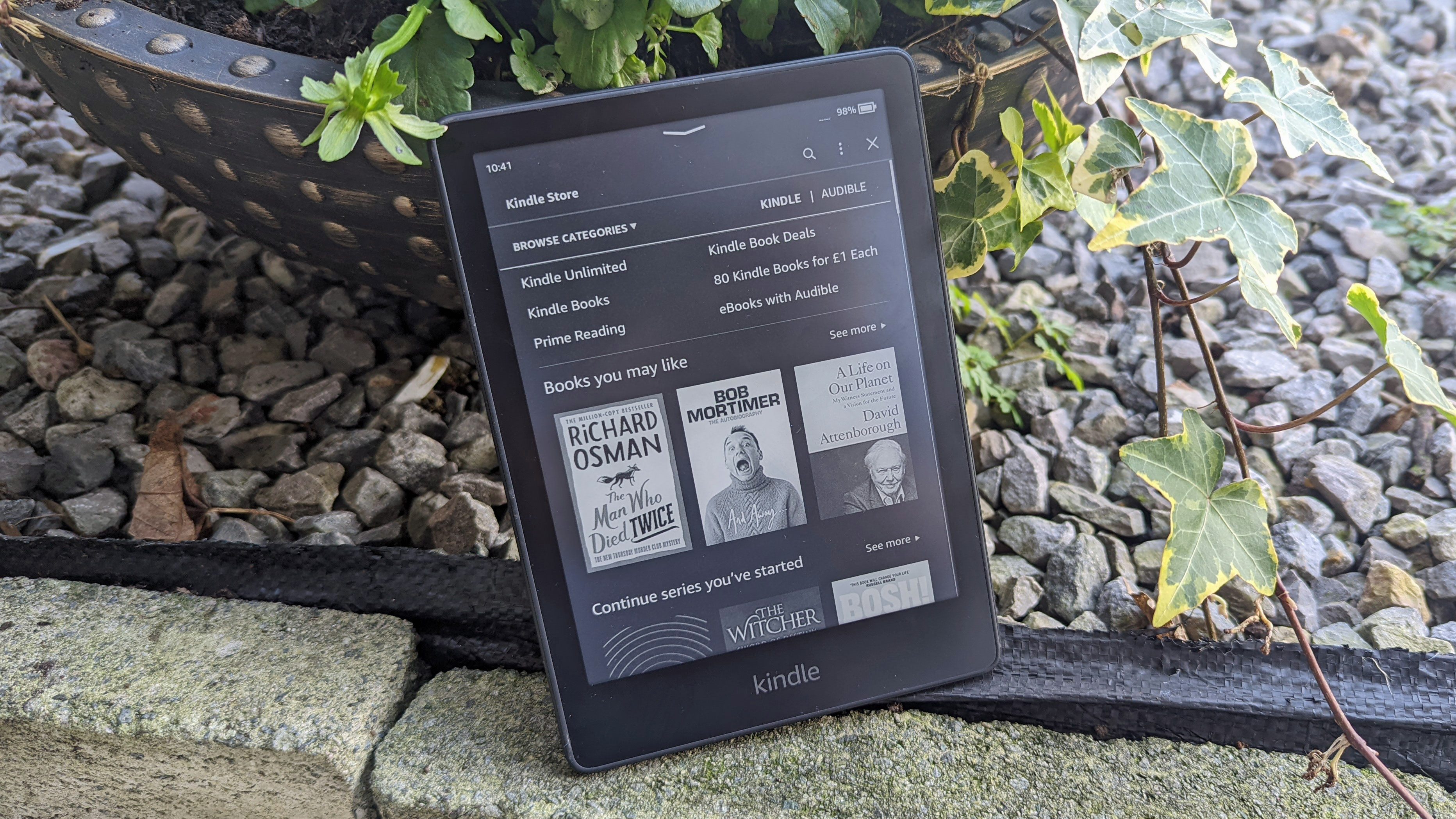 Paras lukulaite Amazon Kindle Paperwhite kasviruukkua vasten näyttö päällä