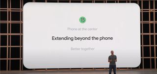 Et skjermbilde fra Google IO 2022-hovedinnlegget med Android 13-logoen i bakgrunnen