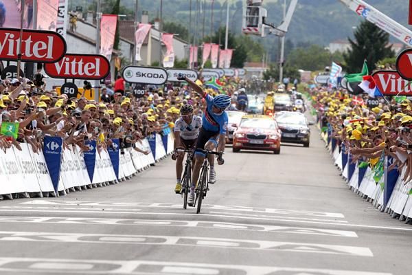 After leading the entire final kilometre, David Millar (Garmin-Sharp) outsprints Jean-Christophe Peraud (AG2R La Mondiale) for the stage win.