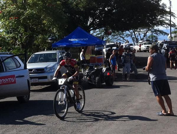 Dennis Porras Murillo (Farmacia Paris/Rod Bike) tried to follow Moises Hernandez