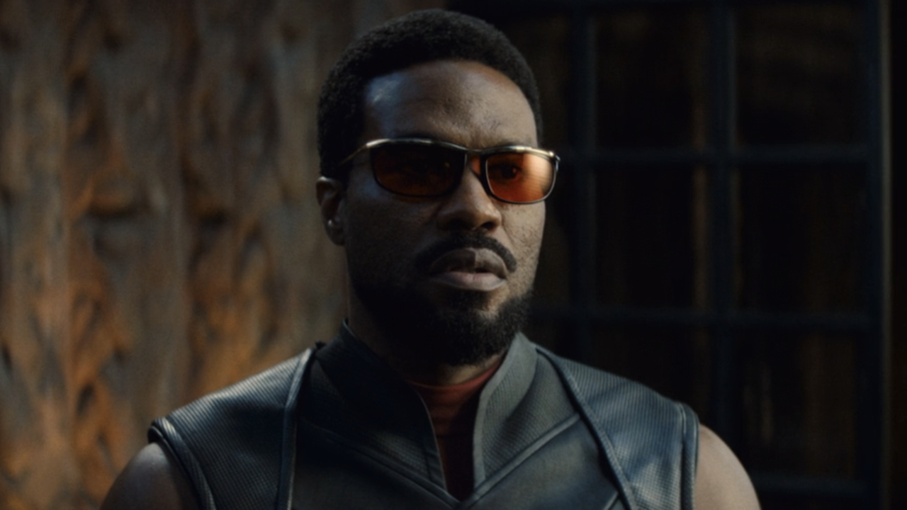 サイモン・ウィリアムズ (ヤヒヤ・アブドゥル・マティーン 2 世) は、『ワンダーマン』のセットで演技をしています。