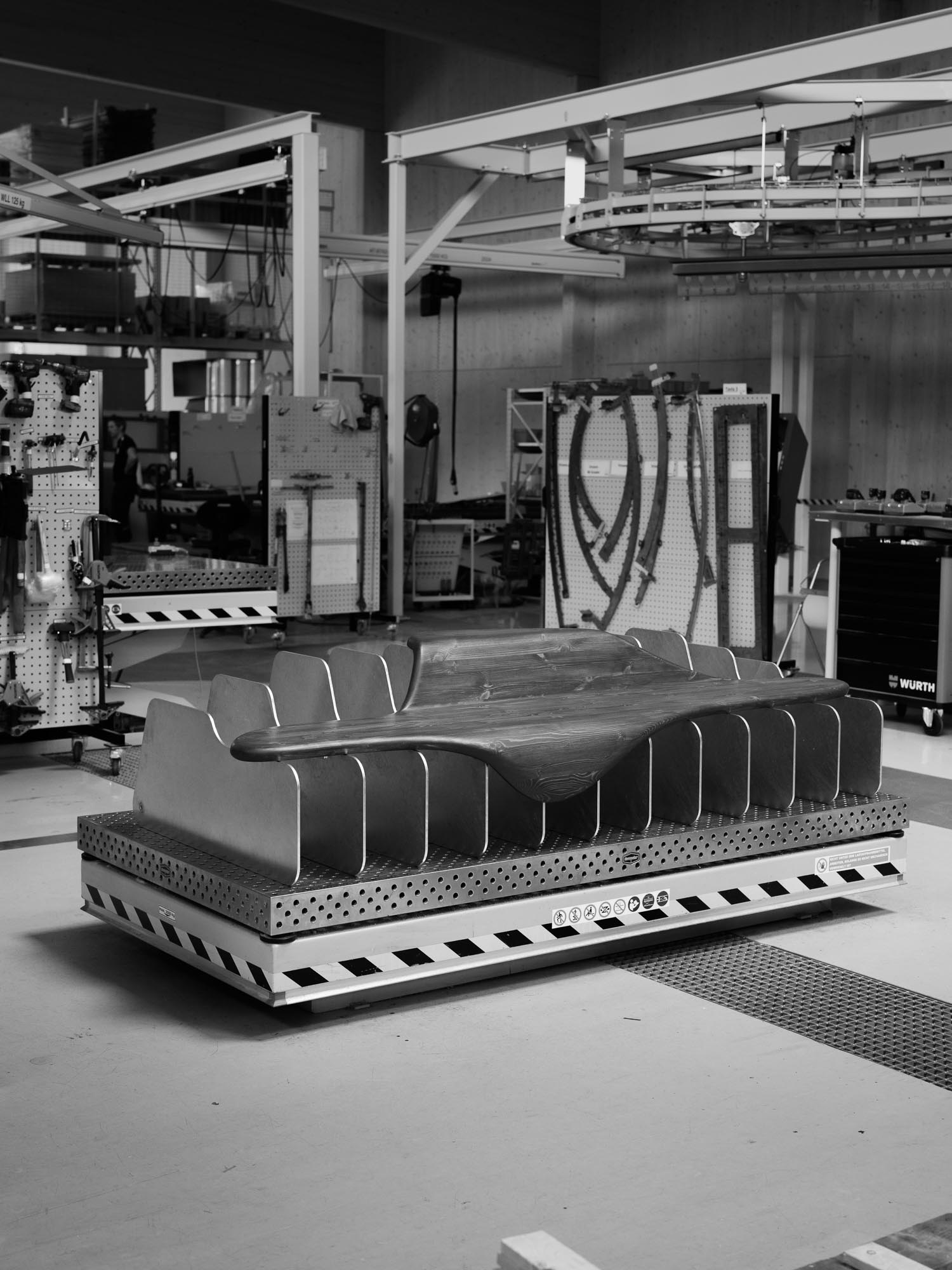 سوف يجلب أثاث Vestre Neo-brutalist "القليل من الجنون" إلى أسبوع الموضة في باريس 2 جلفن الفولاذ والأخشاب في وضع المصنع