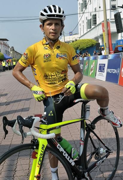 Race leader Jose Rujano (ISD Neri) before the start of stage 7 at Kuala Kubu Baru.